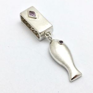 Zilveren hanger van een vis; amethist