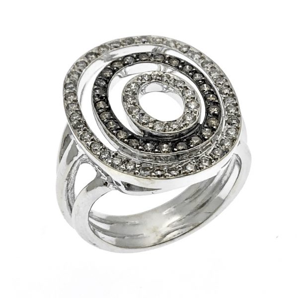 exclusieve ring met witte en zwarte diamanten