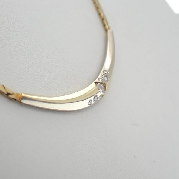 Gouden collier met bicolor hanger gezet met diamant 0,24 ct. | 43 cm