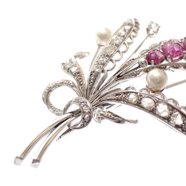 Witgouden florale broche gezet met spinel, parel en diamant 0,57 ct.