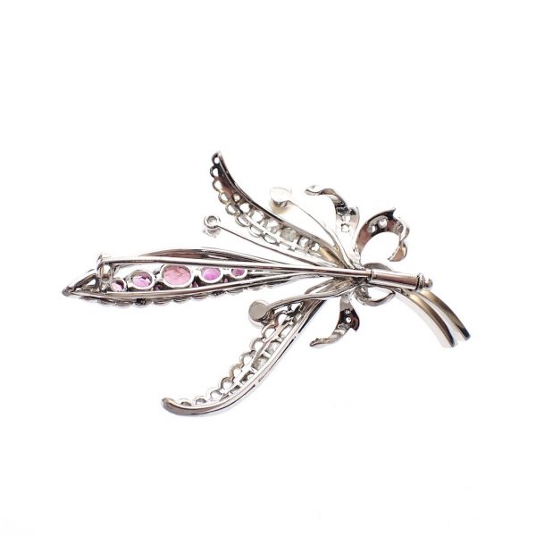 Witgouden florale broche gezet met spinel, parel en diamant 0,57 ct.