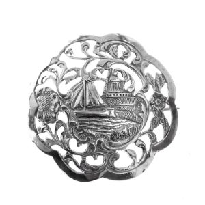 zilveren ronde broche met zeilboot en molen