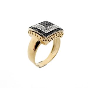 14 karaat geelgouden ring met diamanten en onyx, diamanten hebben een totaal van 0,10 ct.
