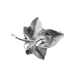 zilveren broche van een gedetailleerde blad met bloem