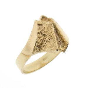 14 karaat geelgouden abstracte ring met gehamerde look