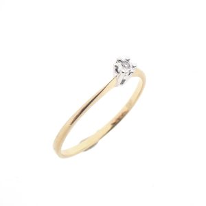 14 karaat geelgouden solitair ring gezet met een 0,07 ct. diamant