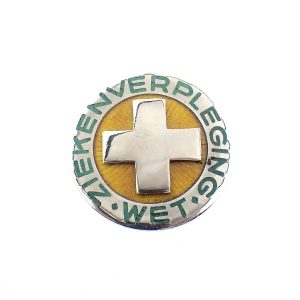 Zilveren broche van een het A-insigne ziekenverpleging