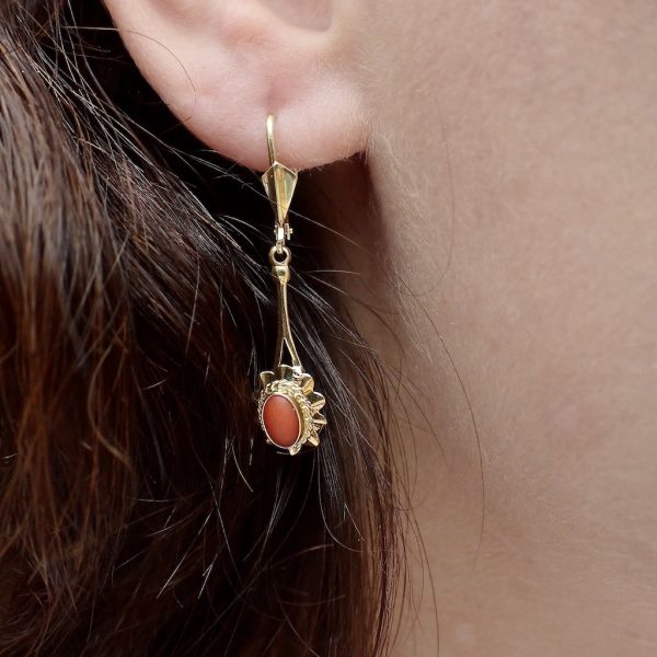 Vintage gouden oorbellen met bloedkoraal