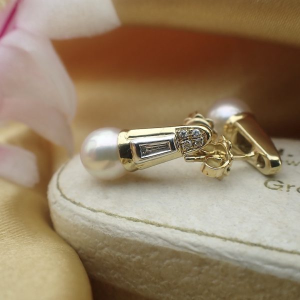 18 Krt. Gouden oorstekers met cultivé parel en diamant 0,18 ct.