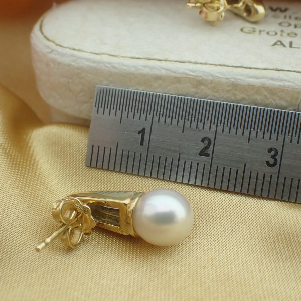 18 Krt. Gouden oorstekers met cultivé parel en diamant 0,18 ct.