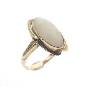 Gouden vintage ring met witte opaal.
