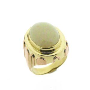 14 karaat gouden ring met witte edelopaal