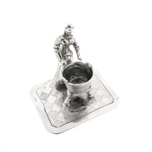 zilveren Amsterdamse bedel van een dame die aan het wassen is. tweede gehalte zilver