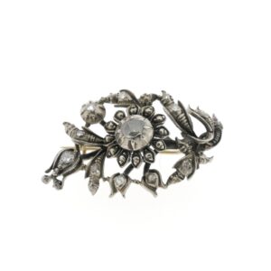 zilveren art-nouveau broche gezet met roos geslepen diamanten van ca. 0,44 ct.