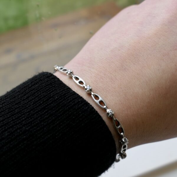 Witgouden fantasie armband met diamant; 0,24 ct. | 19 cm