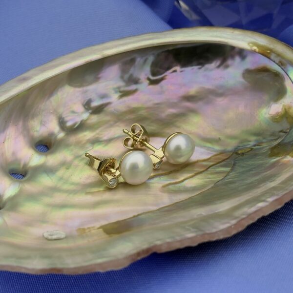 18 Krt. Gouden oorstekers met parel en diamant | 0,05 ct.