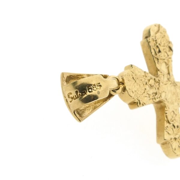Gouden hanger van een kruis met corpus