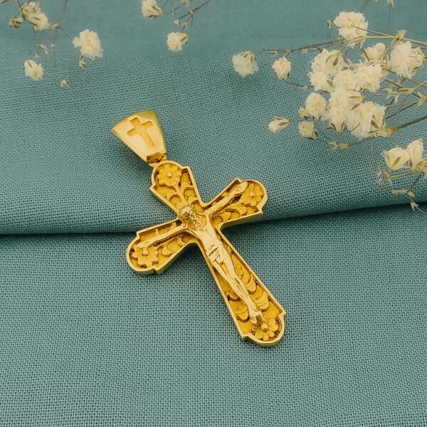 Gouden hanger van een kruis met corpus