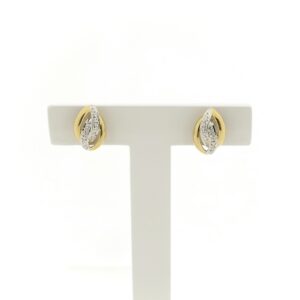14 karaat gouden oorstekers met diamant | 0,02 ct.