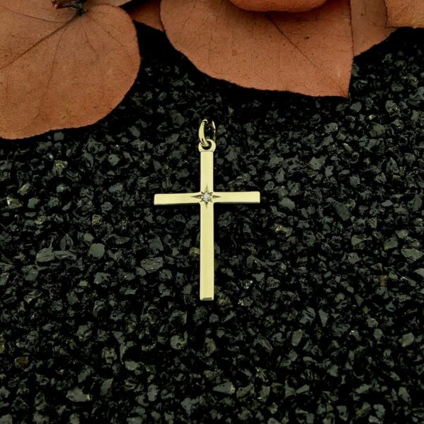 Gouden hanger van een kruis met diamant | 0,01 ct.