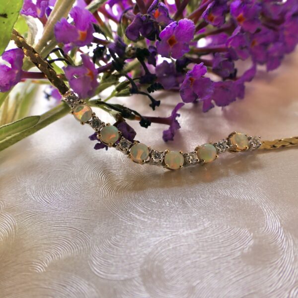 Gouden collier met vaste hanger van opaal en diamant; 0,28 ct. | 41 cm