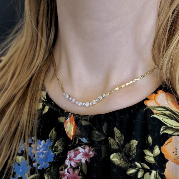 Gouden collier met vaste hanger van opaal en diamant; 0,28 ct. | 41 cm