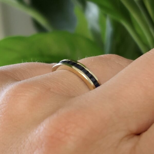 18 Krt. Gouden rijring met saffier