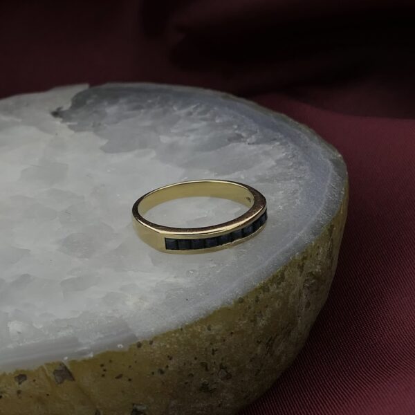 18 Krt. Gouden rijring met saffier