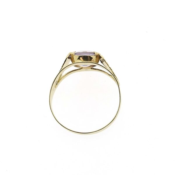 Gouden ring met paarse zirconia