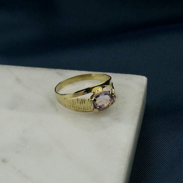 Gouden ring met paarse zirconia