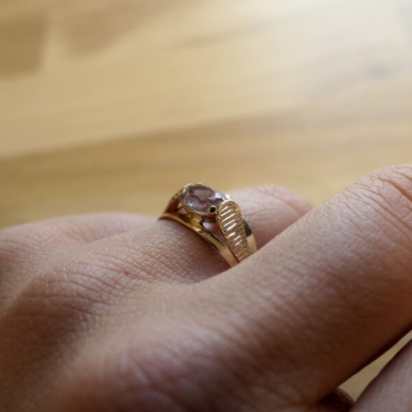 Gouden ring met paarse zirconia