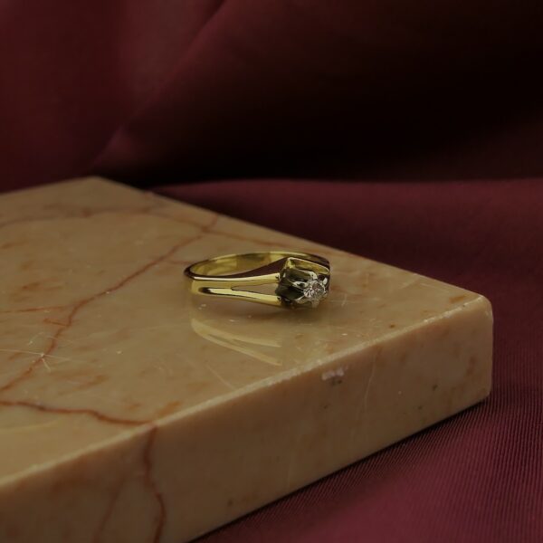 Gouden solitair ring met diamant | 0,07 ct.
