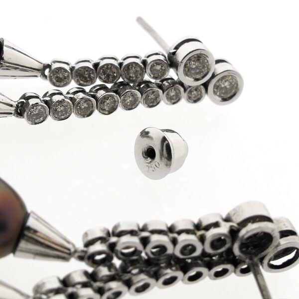 18 Krt. Witgouden entourage oorstekers met cultivé parel en diamant | 1,18 ct.