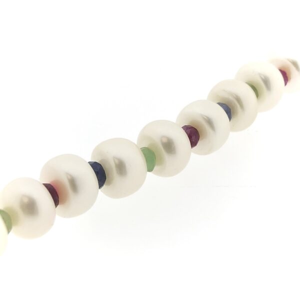 9 Krt. parel collier met robijn, saffier en smaragd | 46 cm