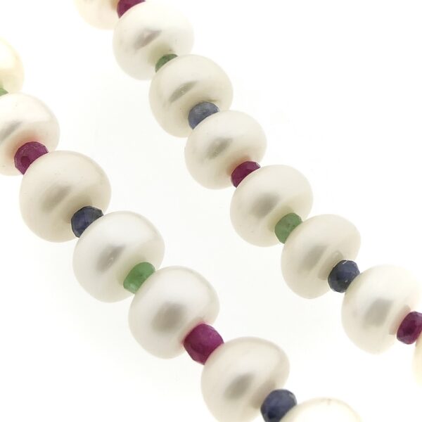 9 Krt. parel collier met robijn, saffier en smaragd | 46 cm