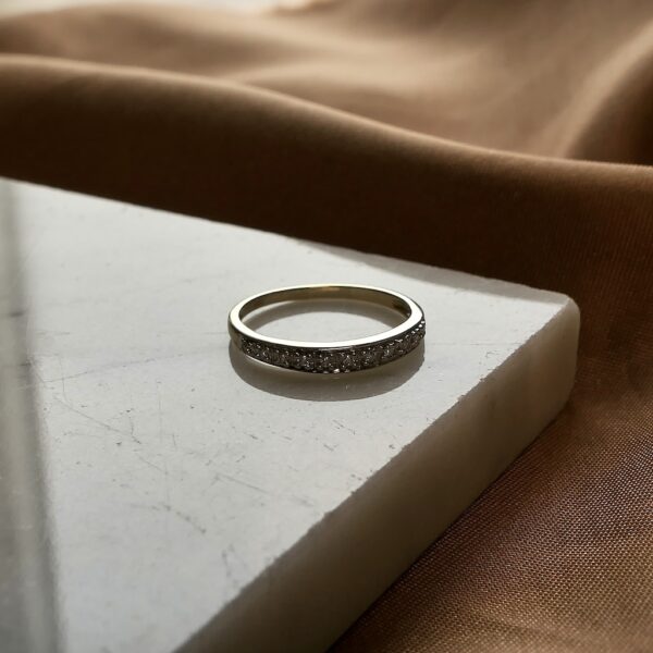 Gouden rijring met diamant | 0,05 ct.