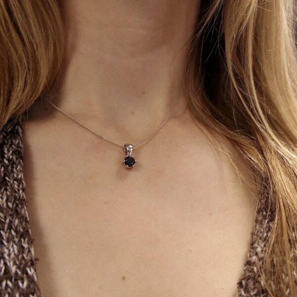 Witgouden solitair hanger met zwarte diamant | 1,00 ct.