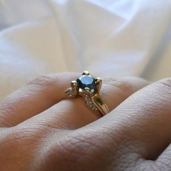 Gouden solitair ring met blauwe en witte diamant | 1,0 ct.