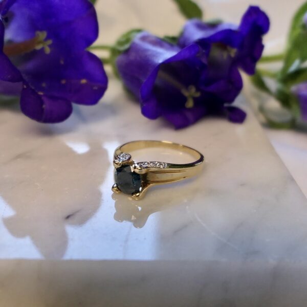 Gouden solitair ring met blauwe en witte diamant | 1,0 ct.
