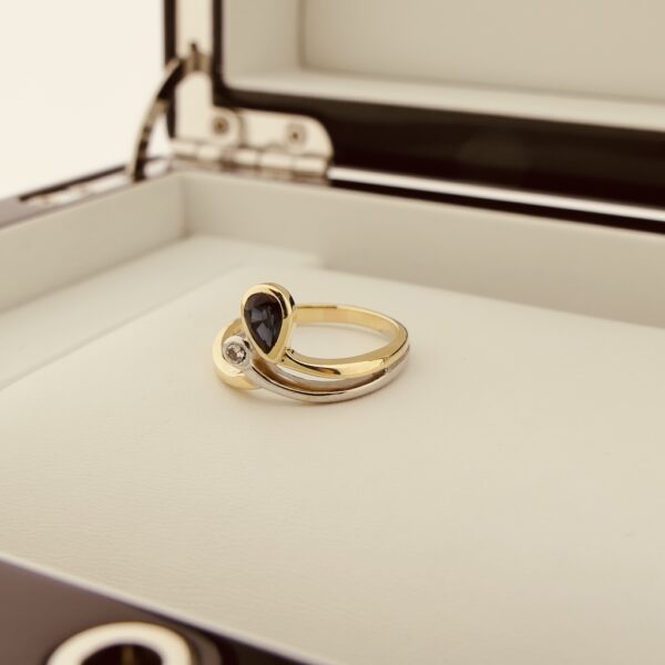 Bicolor gouden ring met saffier en diamant | 0,03 ct.