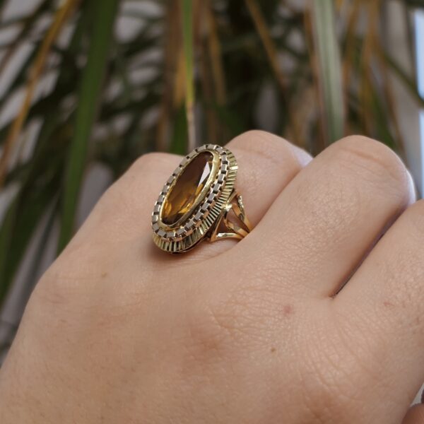 18 Krt. Gouden ring met gele saffier