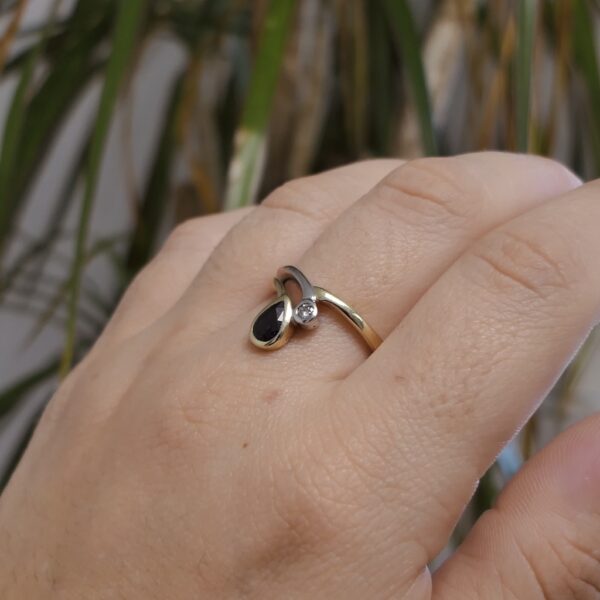 Bicolor gouden ring met saffier en diamant | 0,03 ct.