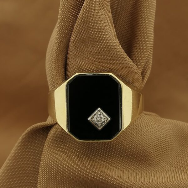 Gouden heren zegelring met onyx en diamant | 0,02 ct.