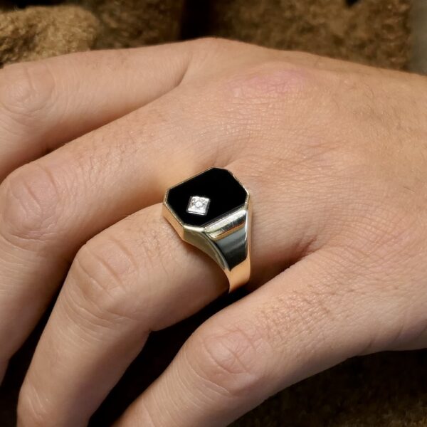 Gouden heren zegelring met onyx en diamant | 0,02 ct.
