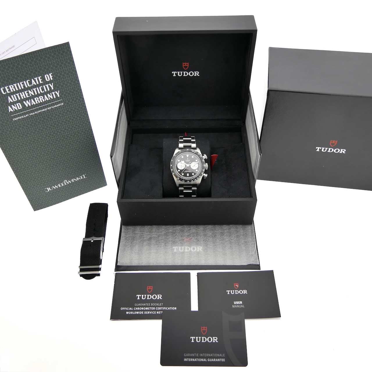 https://www.juweelwinkel.nl/wp-content/uploads/2024/11/Tudor-Black-Bay-Chronograph-79360N-20.jpg