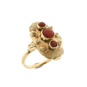 gouden ring bloedkoraal