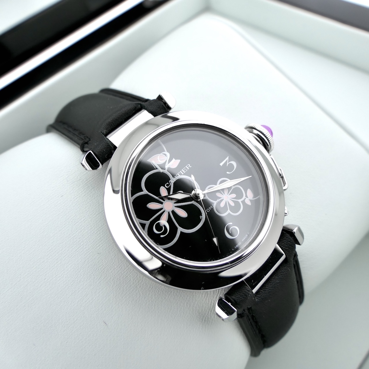 https://www.juweelwinkel.nl/wp-content/uploads/2025/03/Cartier-Pasha-Automatic-Flower-dial-2324-fullset-15.jpg