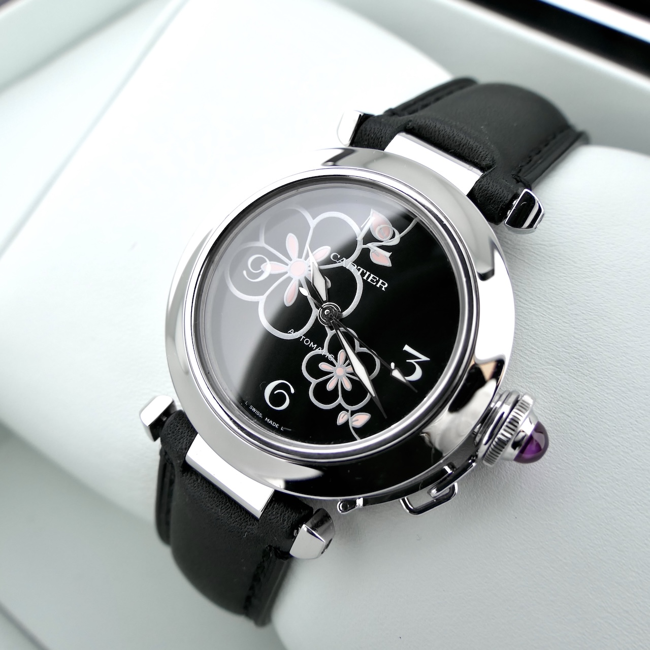 https://www.juweelwinkel.nl/wp-content/uploads/2025/03/Cartier-Pasha-Automatic-Flower-dial-2324-fullset-17.jpg