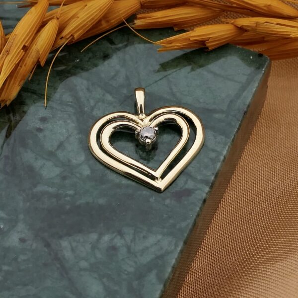 10 Krt. Hanger van een dubbel hart met diamant | 0,08 ct.