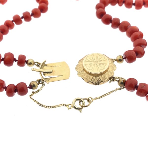 Antieke bloedkoralen kralen collier met gouden sier slot | 43,5 cm